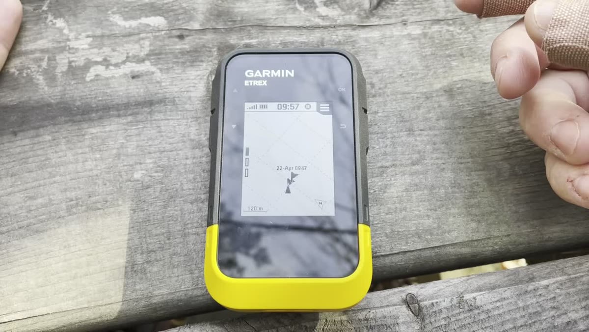 Garmin eTrex SE map page showing a saved waypoint near the current location