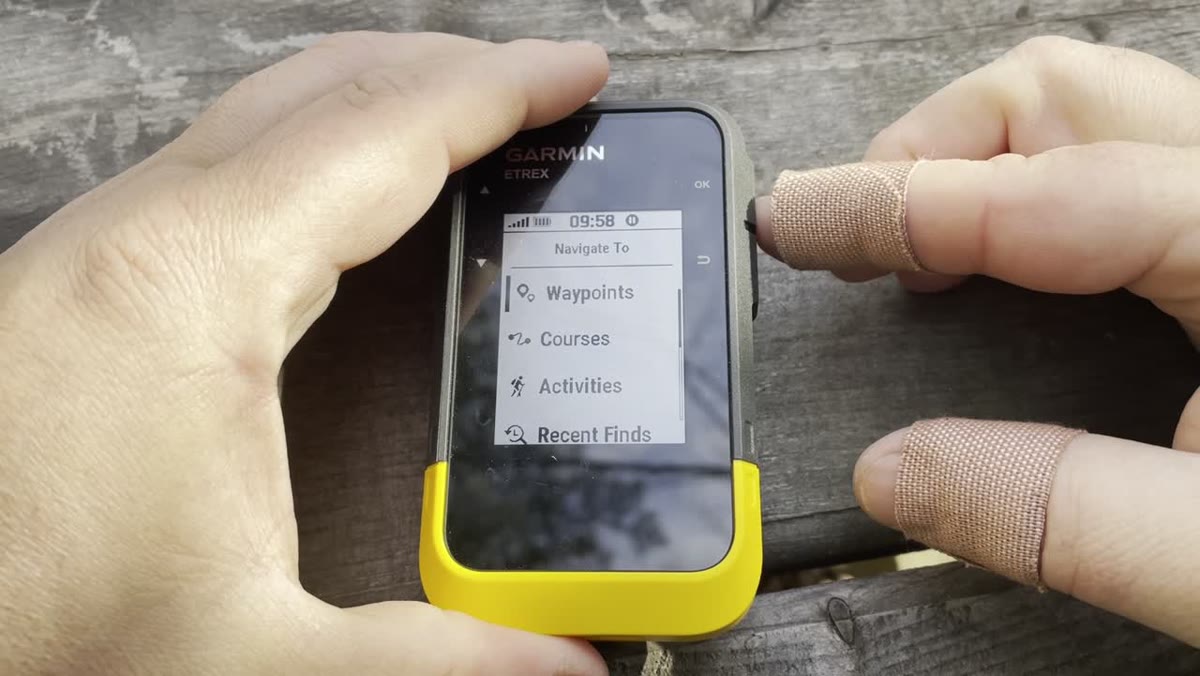 Garmin eTrex SE navigation menu listing nearby waypoints