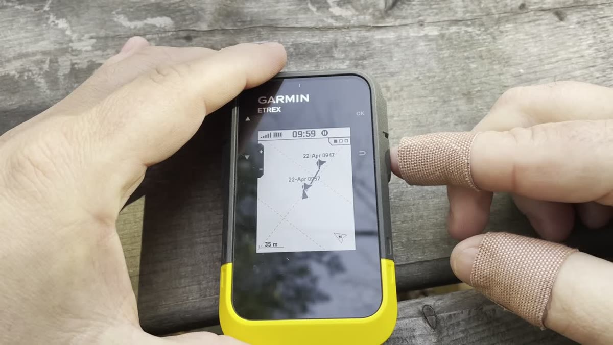 Garmin eTrex SE map line pointing toward a selected waypoint
